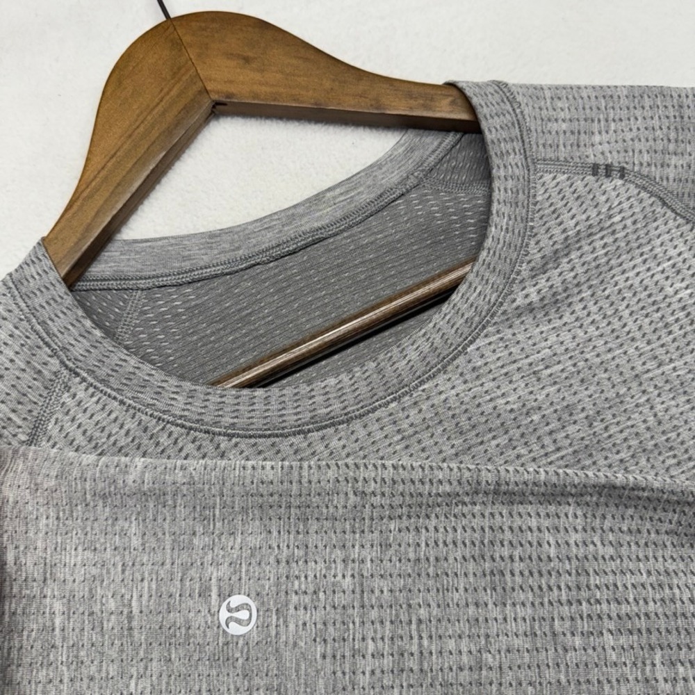 Lululemon Shirt mens large Gray metal Tech Vent Lightweight Running Gym Crew